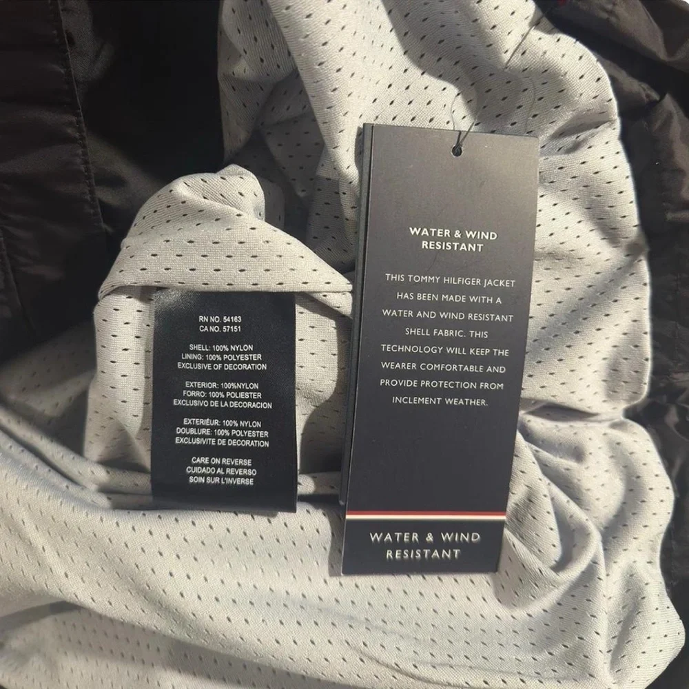 Tommy Hilfiger Black Hooded Rain Jacket/Windbreaker Size Men’s Large (NWT)
